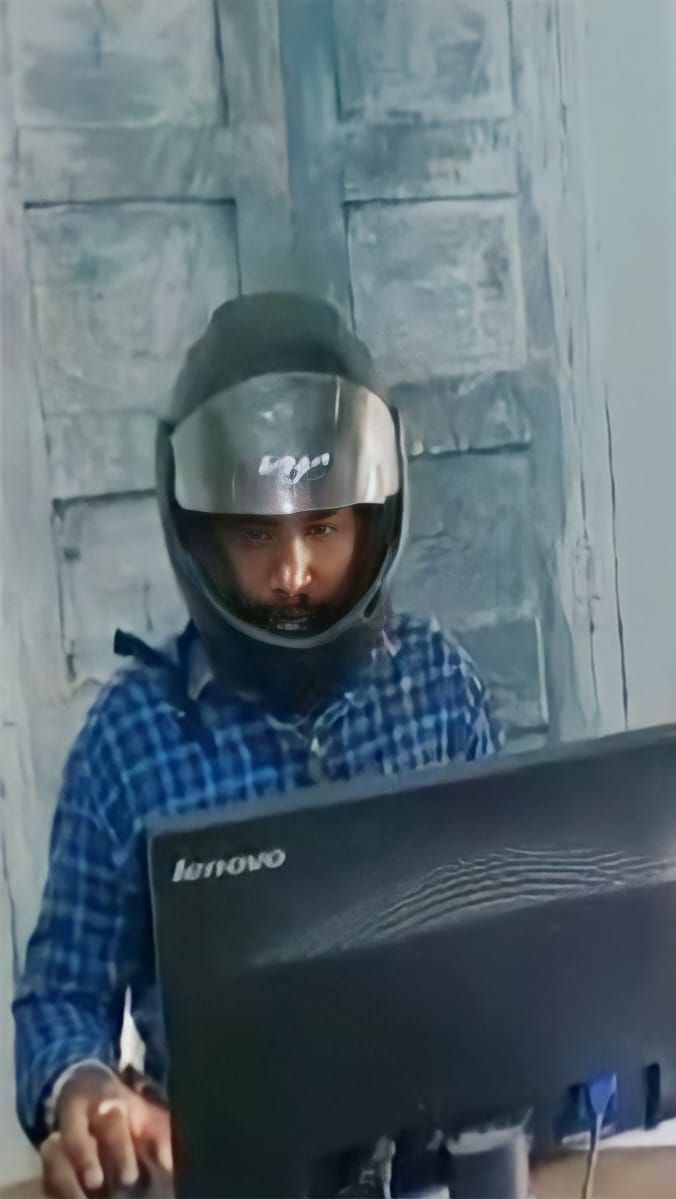Nyata! Pegawai Terpaksa Kerja Pakai Helm di Ruangan Bobrok Agar Bisa Pulang Hidup-Hidup