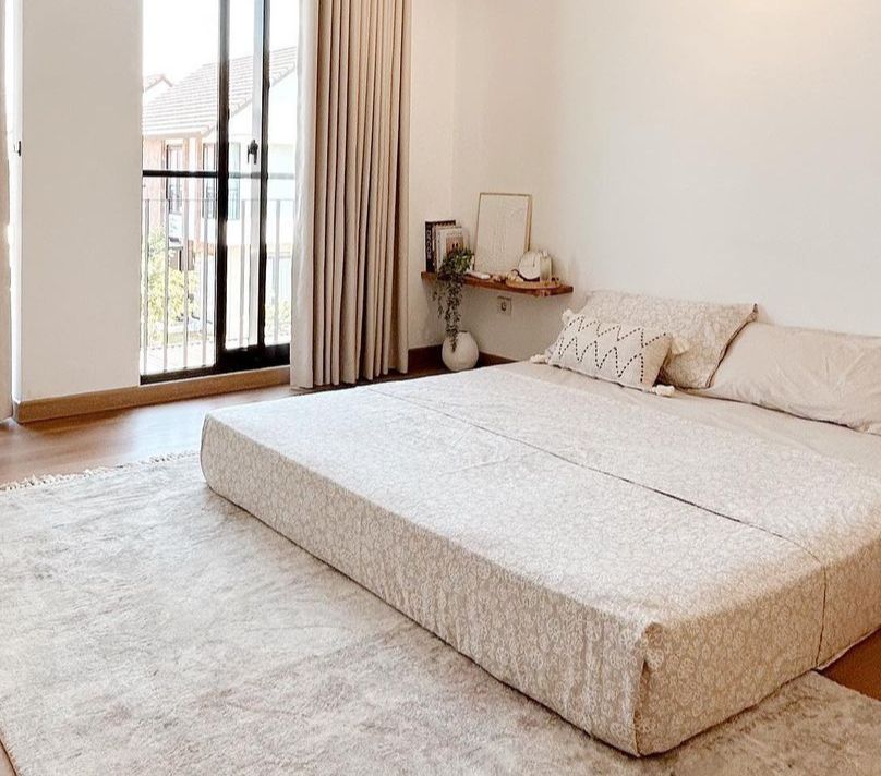 Tempat Tidur Lesehan di Master Bedroom, Keren Didekor ala Resort