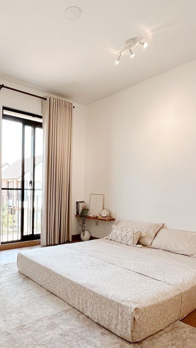 Tempat Tidur Lesehan di Master Bedroom, Keren Didekor ala Resort