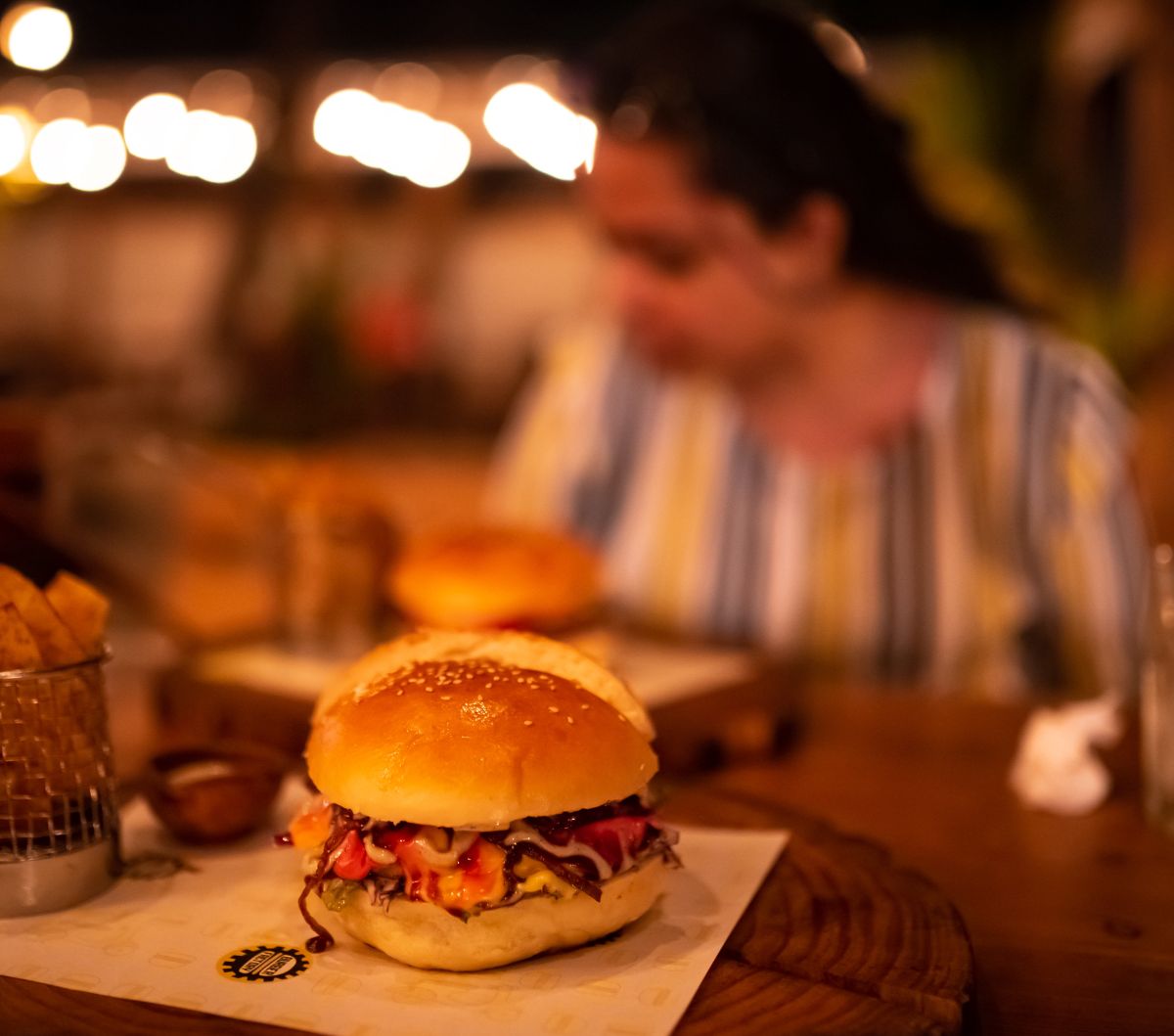 Burger Telur Kaki Lima , Lihat Cara Masaknya Bikin Mual
