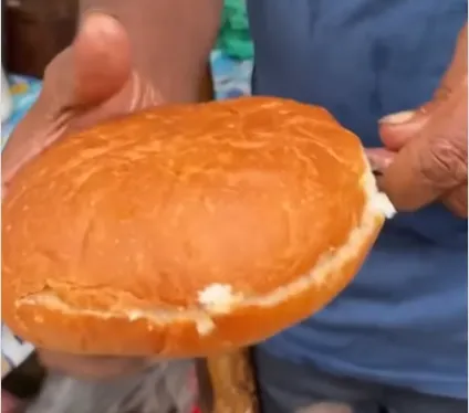 Burger Telur Kaki Lima , Lihat Cara Masaknya Bikin Mual