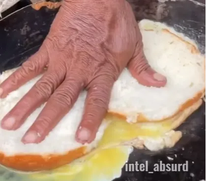 Burger Telur Kaki Lima , Lihat Cara Masaknya Bikin Mual