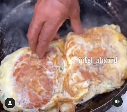 Burger Telur Kaki Lima , Lihat Cara Masaknya Bikin Mual