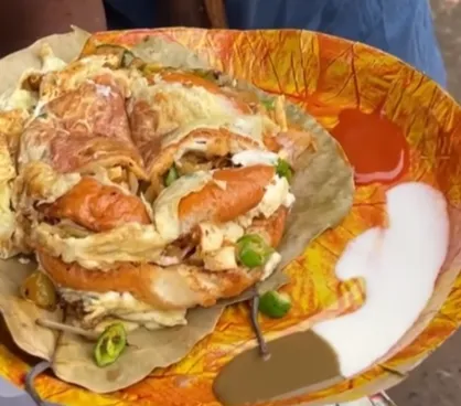 Burger Telur Kaki Lima , Lihat Cara Masaknya Bikin Mual