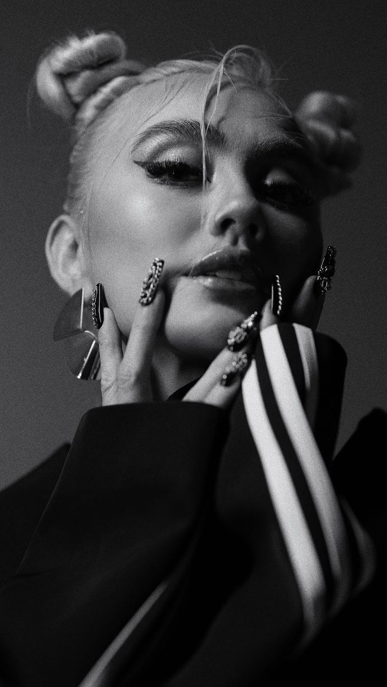 Penampilan Agnez Mo Bikin Geger Kelurahan saat Urus e-KTP, Pake Baju Belasan Juta, Bawahannya...