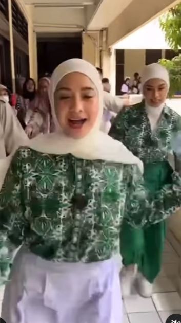 Sambil Lari-Lari, Nagita Slavina Dan Putri Zulhas Berseragam SMP ...