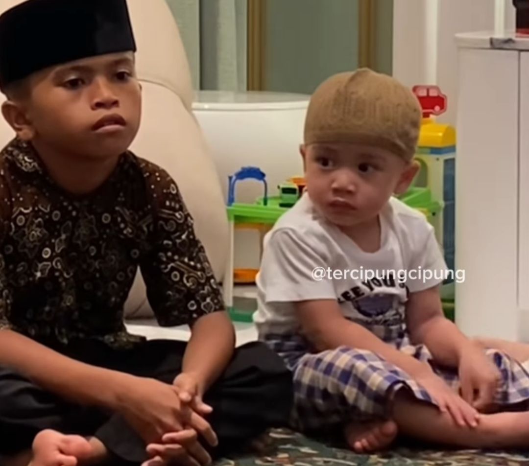 Gemas! 10 Potret Rayyanza Anak Raffi Ahmad dan Nagita Ikut Acara Pengajian, Pake Peci dan Sarung