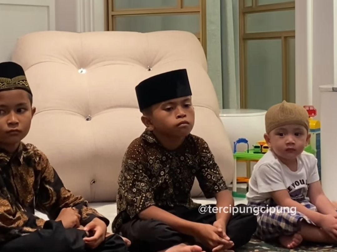 Gemas! 10 Potret Rayyanza Anak Raffi Ahmad dan Nagita Ikut Acara Pengajian, Pake Peci dan Sarung