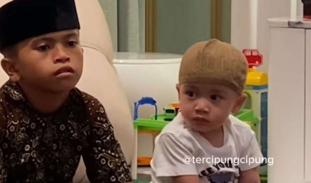 Ekspresi Rayyanza bikin salfok. Rayyanza tampak anteng menyimak orang yang membaca Al Quran.<br>