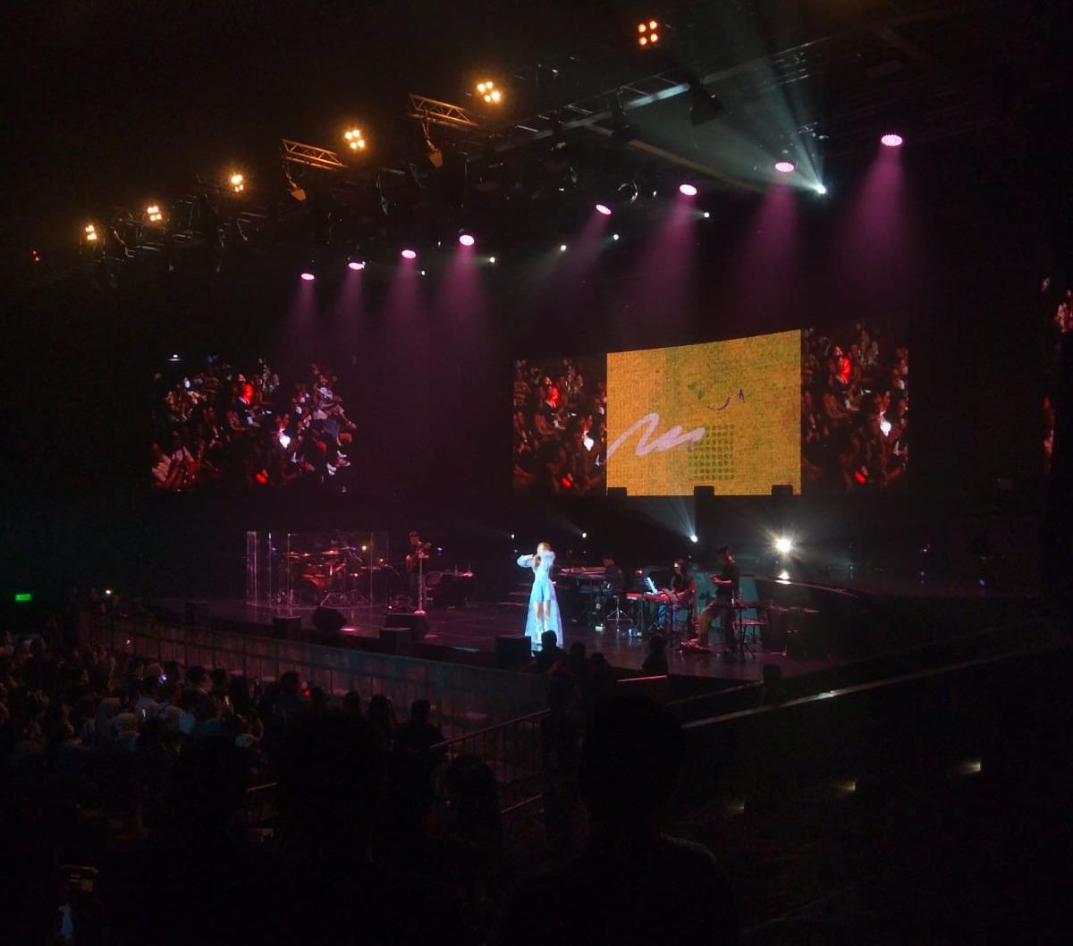 Outfit Dreamy nan Anggun Ahn Jinyoung Saat Konser BOL4 di Jakarta