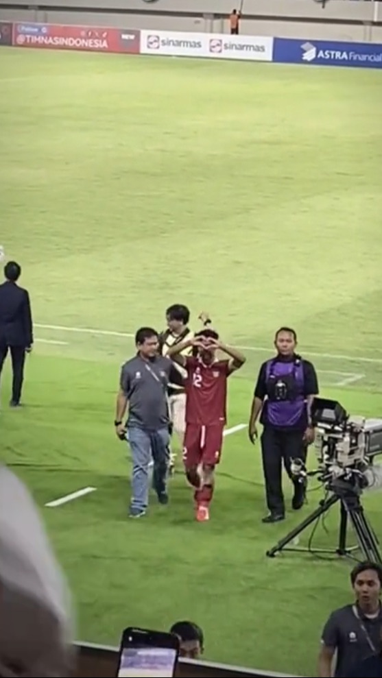 Simbol hati juga terlihat saat Arhan berjalan menuju luar lapangan. Ia membentuk tanggannya menyerupai hati ke arah tribun tempat Azizah duduk. Momen ini membuat penonton lainnya berteriak histeris.