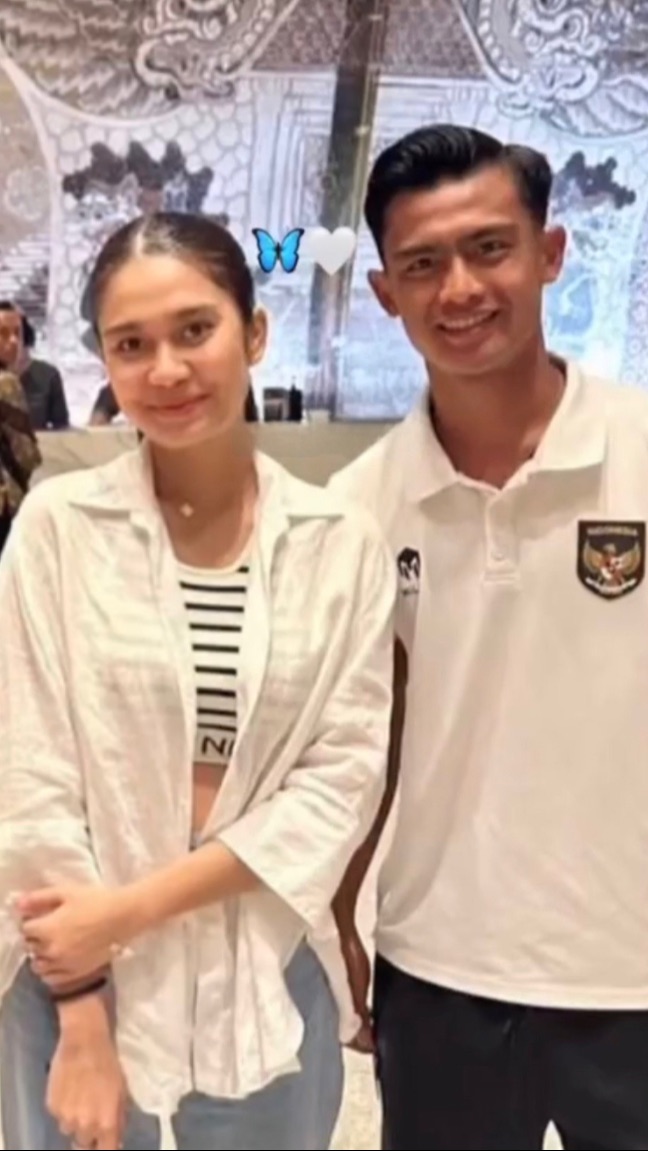 Sebelum Arhan masuk lapangan, sebenarnya Azizah sudah mendampingi suaminya. Keduanya dengan kompak mengenakan baju berwarna putih.