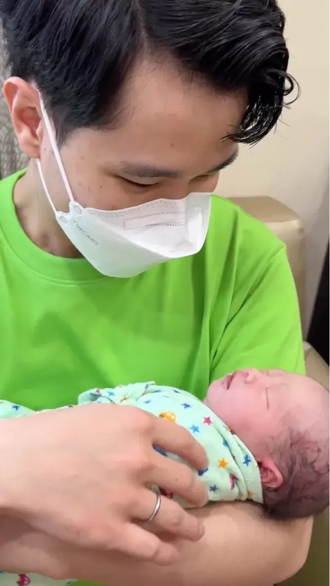 Menggendong Baby Sophia Pertama Kali