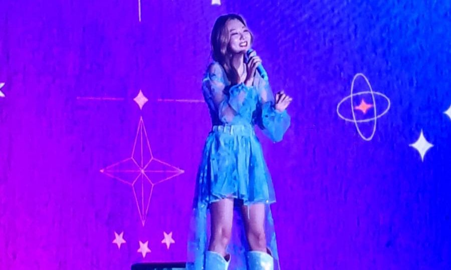 Outfit Dreamy nan Anggun Ahn Jinyoung Saat Konser BOL4 di Jakarta