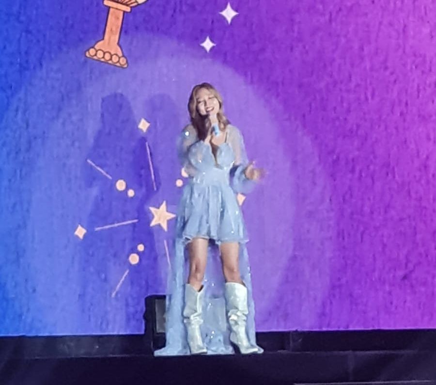 Outfit Dreamy nan Anggun Ahn Jinyoung Saat Konser BOL4 di Jakarta