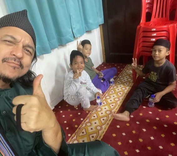 Tampil dengan Rambut Panjang dan Brewok Lebat, Penampilan Terbaru Engku Emran Mantan Suami Laudya Cynthia Bella Bikin Pangling