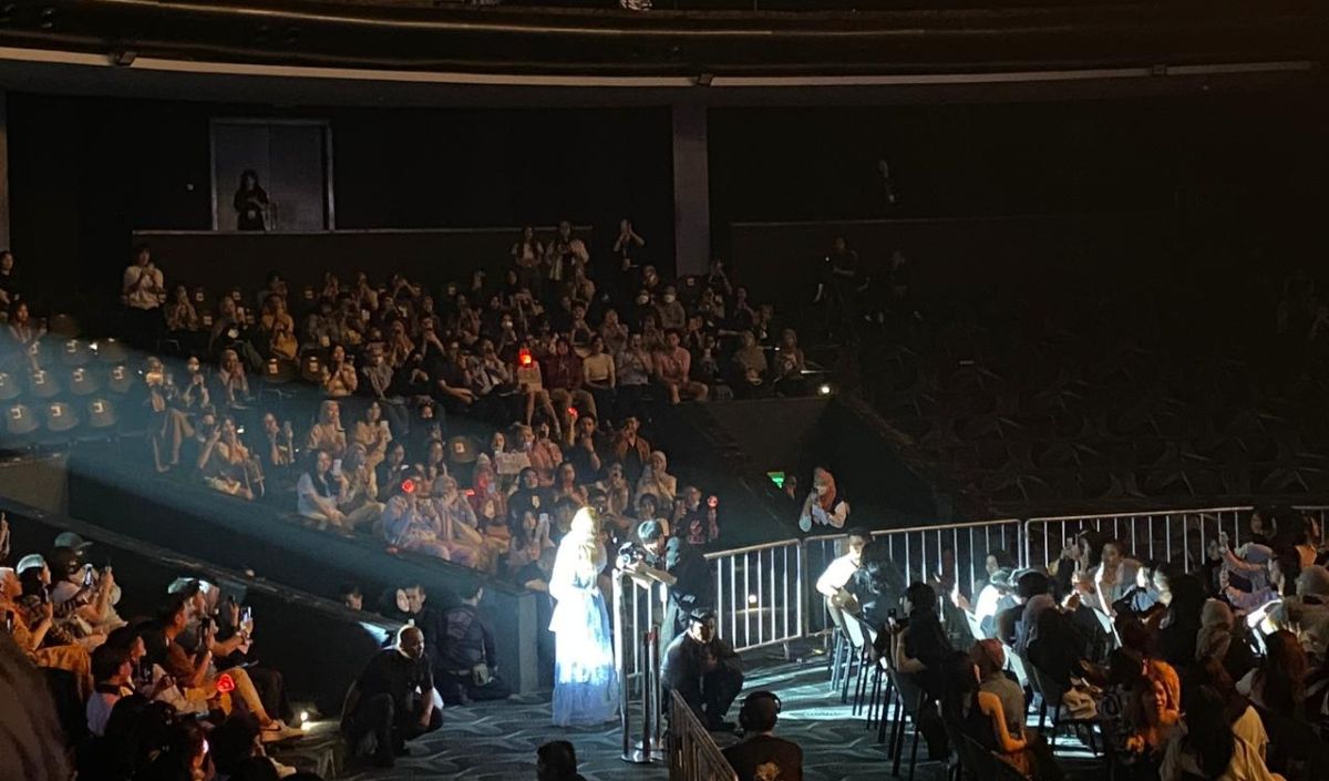 Tampil di Tengah Fans