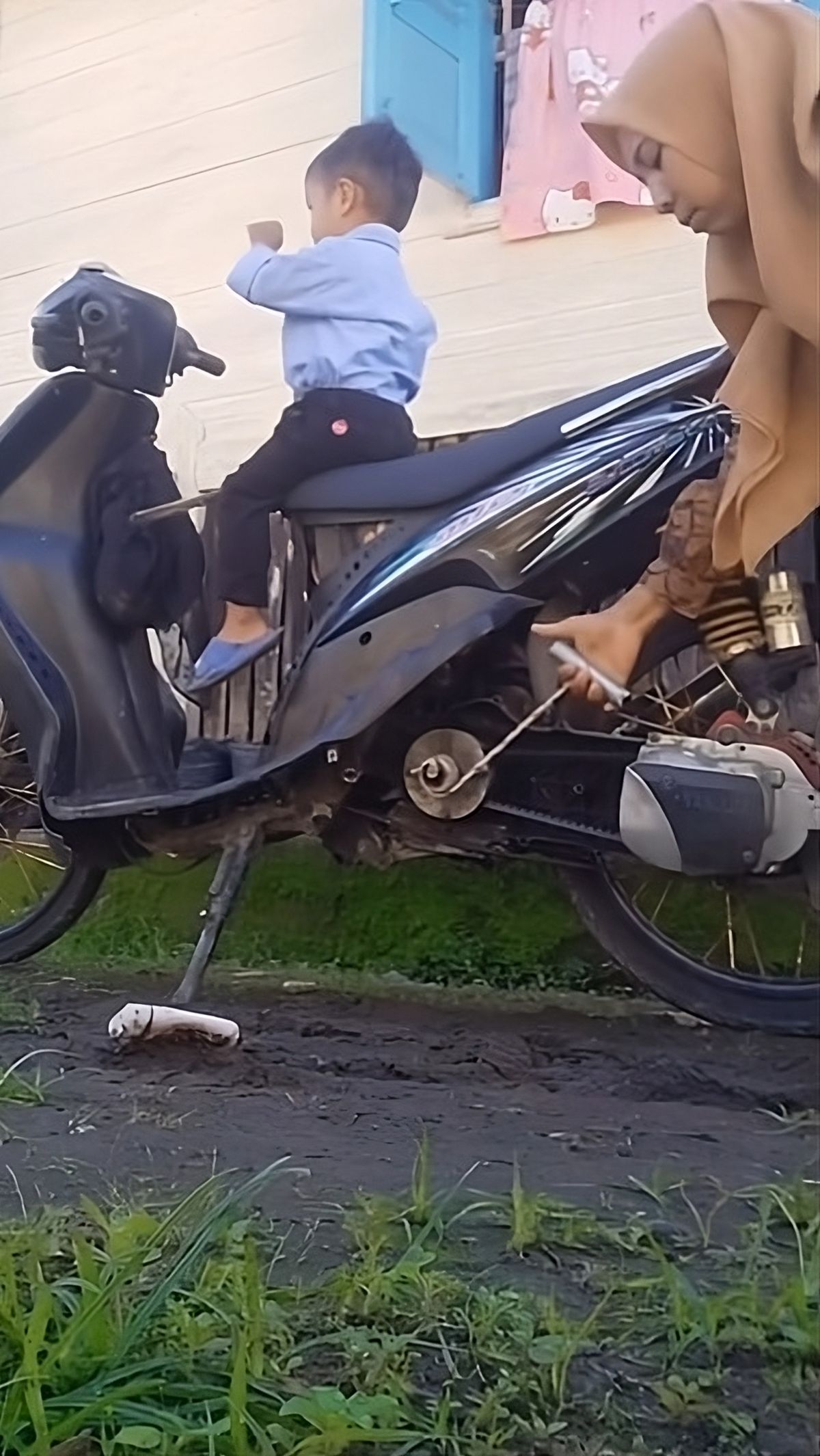Viral Ibu Nyalakan Motor Pakai Tali, Netizen Ramai Tawarkan Bantuan