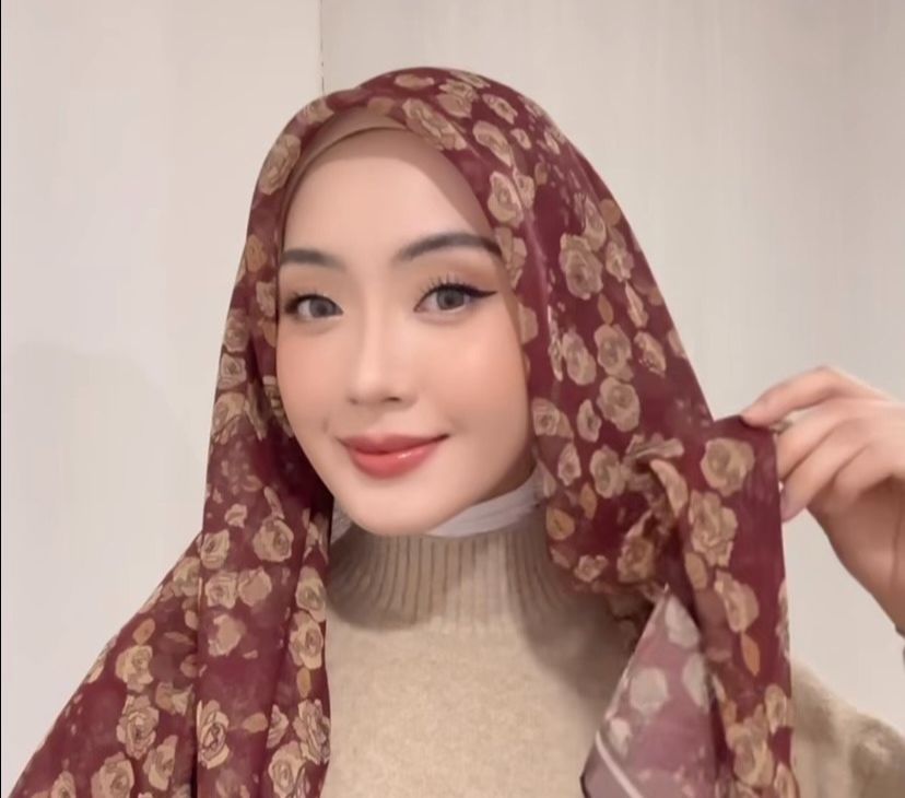 Biar Tak Monoton, Style Hijab Segi Empat Menggunakan Ring