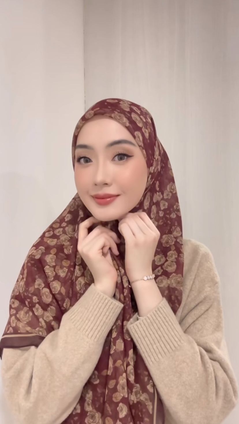 Biar Tak Monoton, Style Hijab Segi Empat Menggunakan Ring