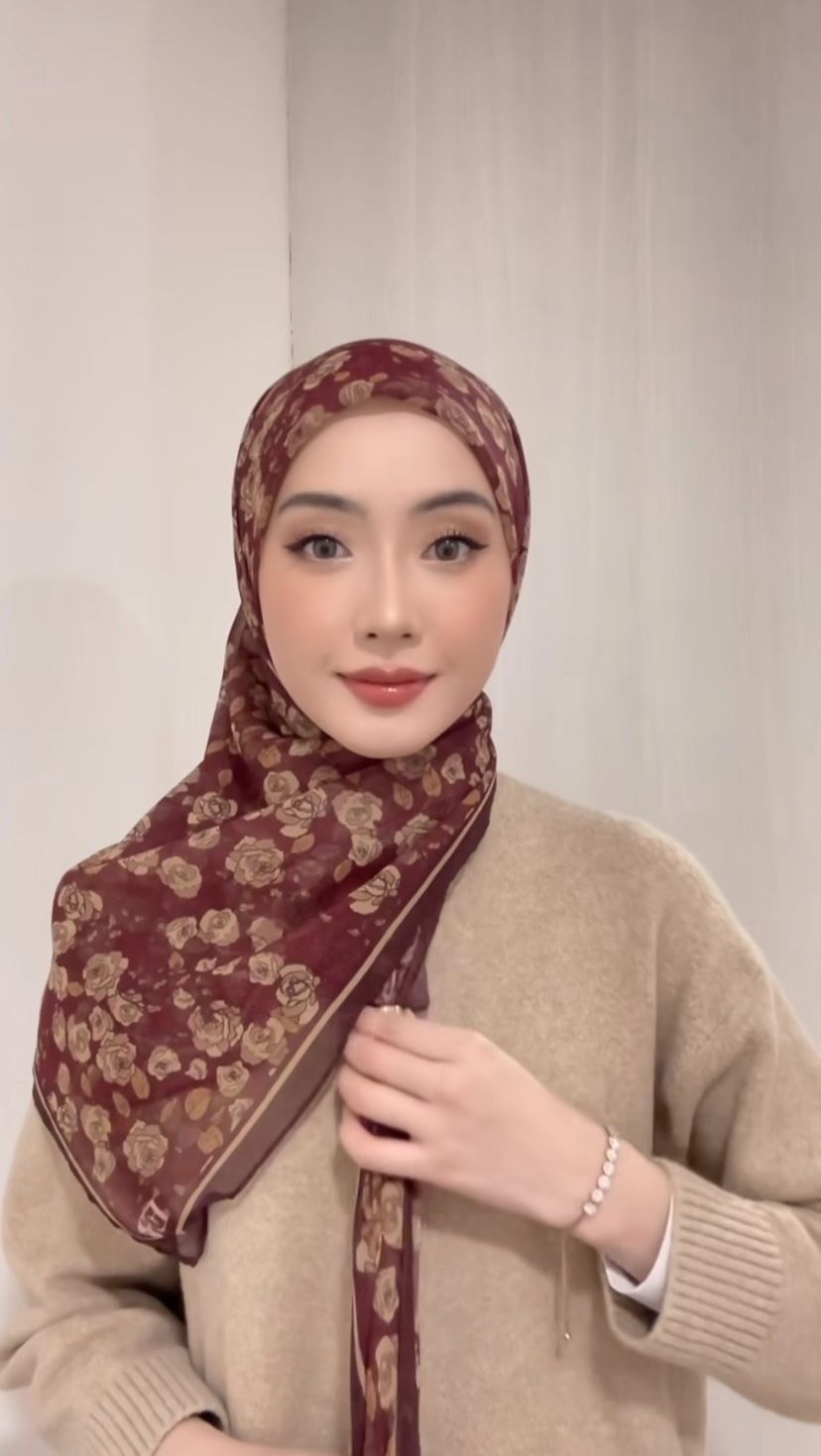 Biar Tak Monoton, Style Hijab Segi Empat Menggunakan Ring
