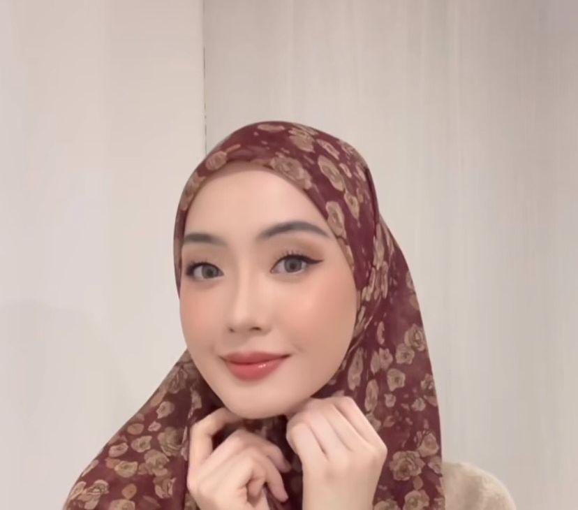 Biar Tak Monoton, Style Hijab Segi Empat Menggunakan Ring
