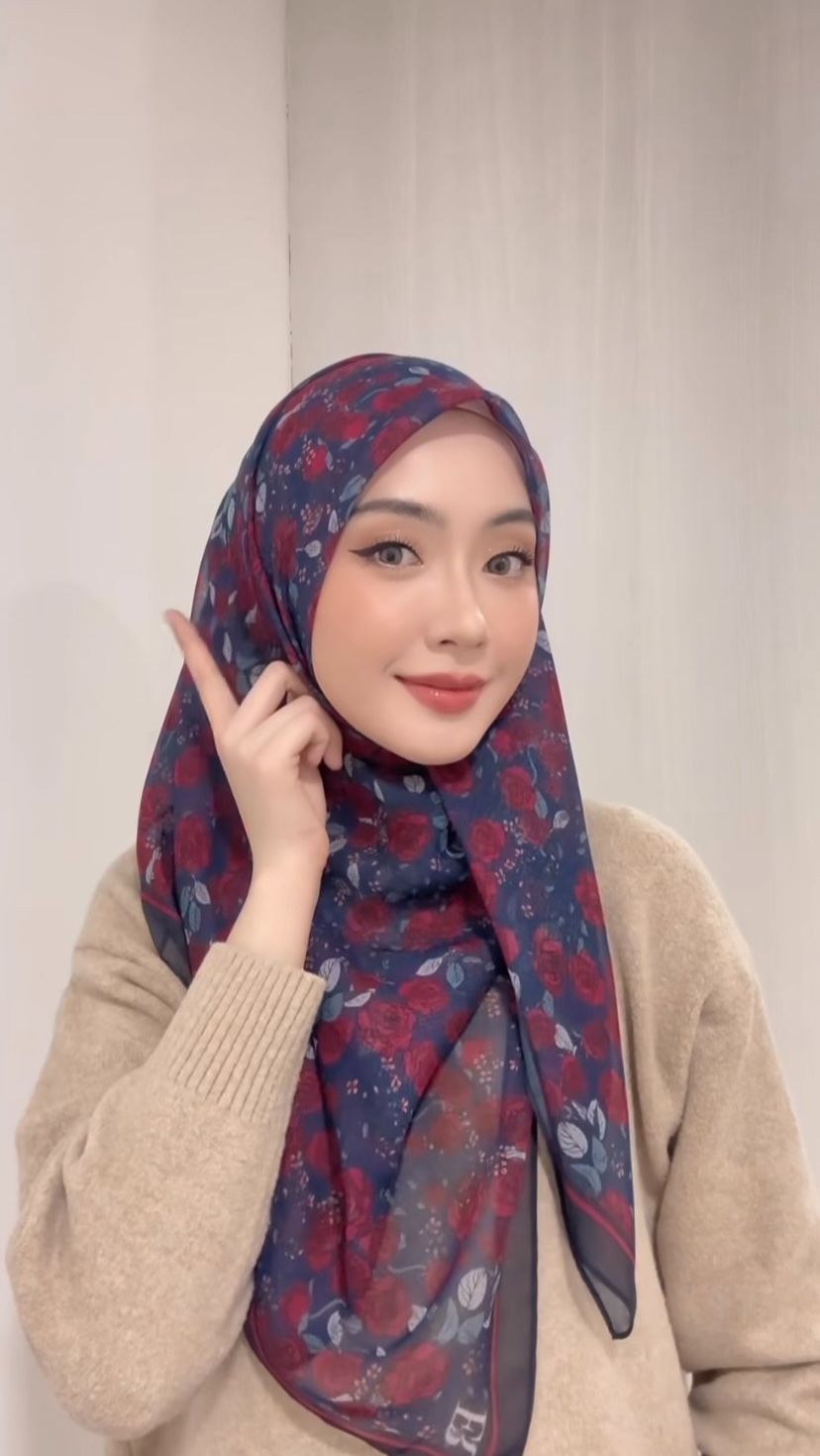 Biar Tak Monoton, Style Hijab Segi Empat Menggunakan Ring