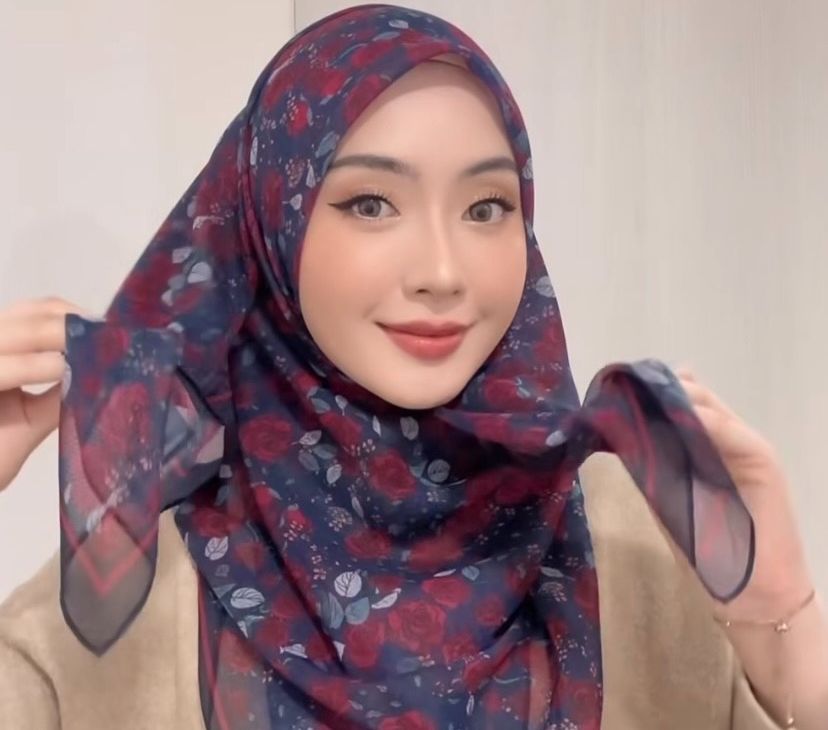 Biar Tak Monoton, Style Hijab Segi Empat Menggunakan Ring
