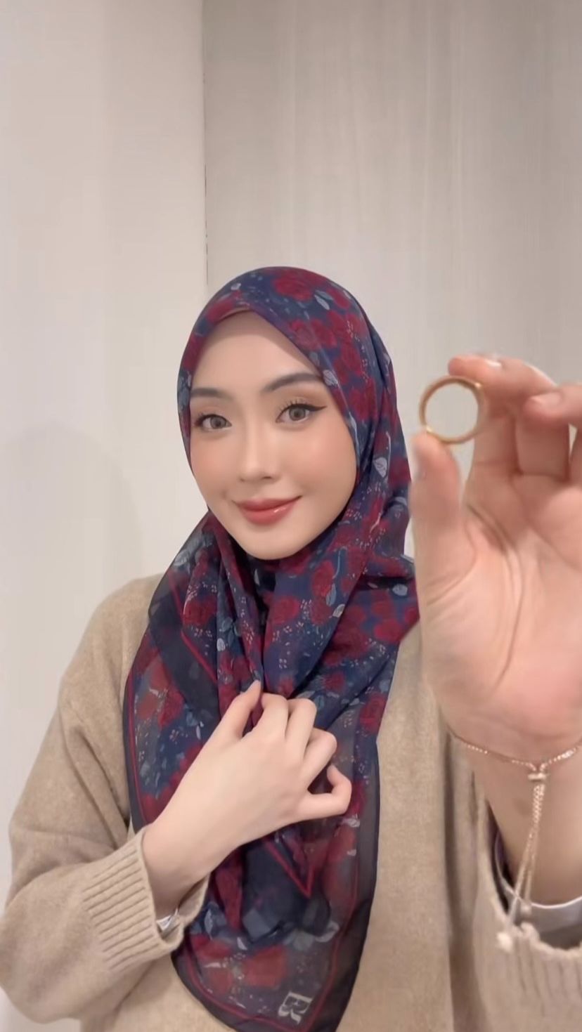 Biar Tak Monoton, Style Hijab Segi Empat Menggunakan Ring