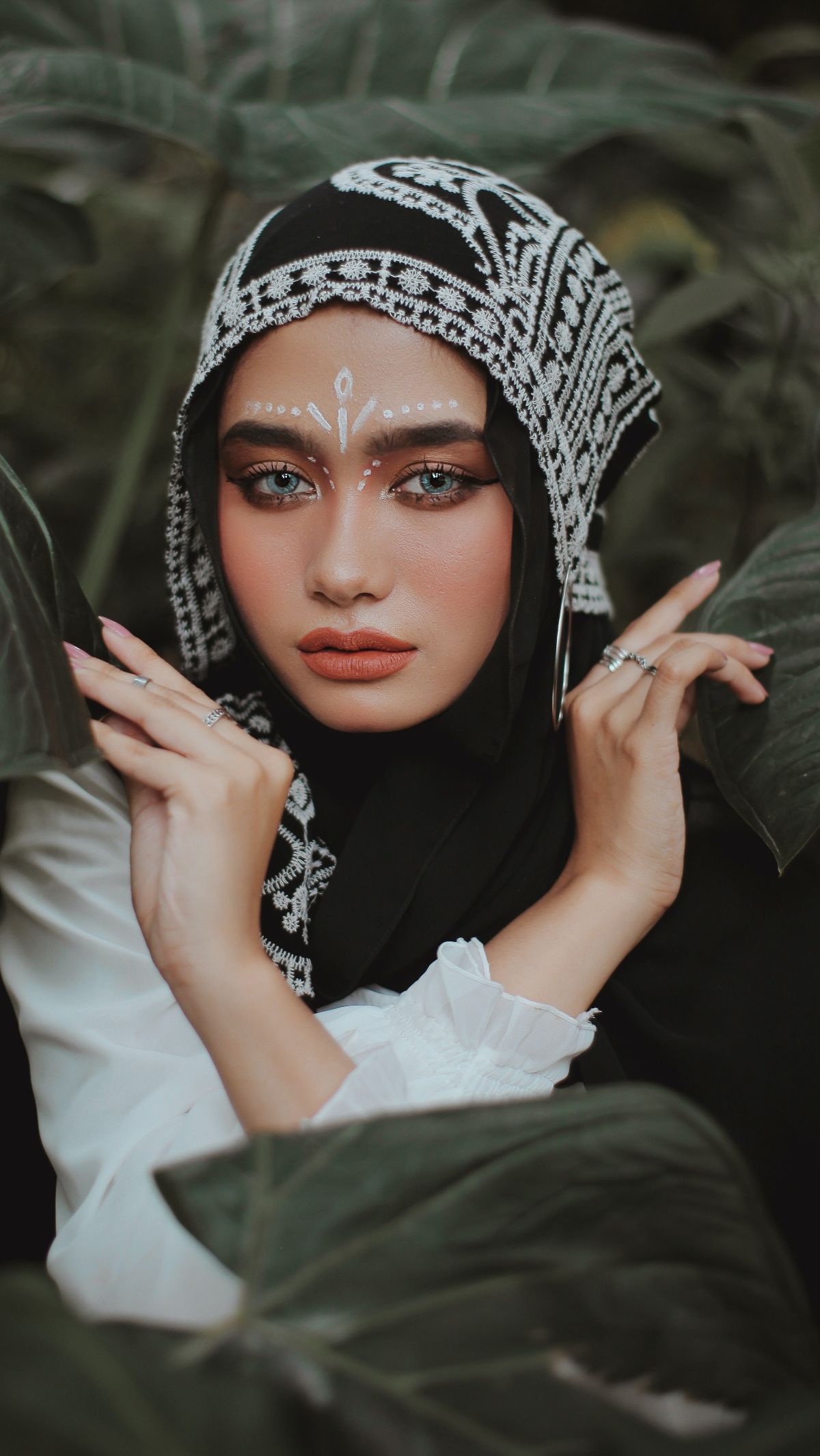 Ubah Gaya Makeup Mata dengan Beragam Cara Pakai Maskara