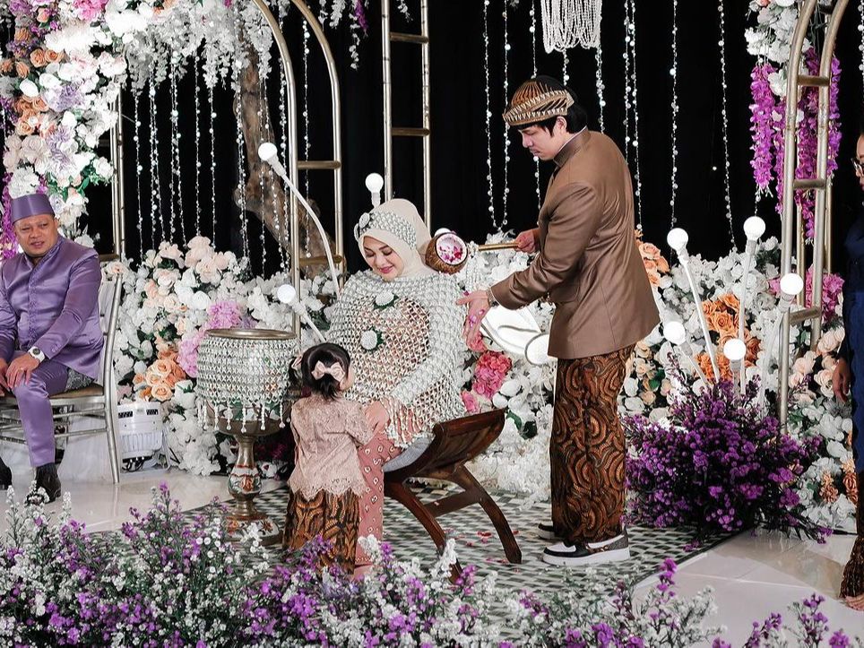 Mewah Banget, Ritual Mitoni Anak Kedua Aurel Atta di Hotel Berbintang