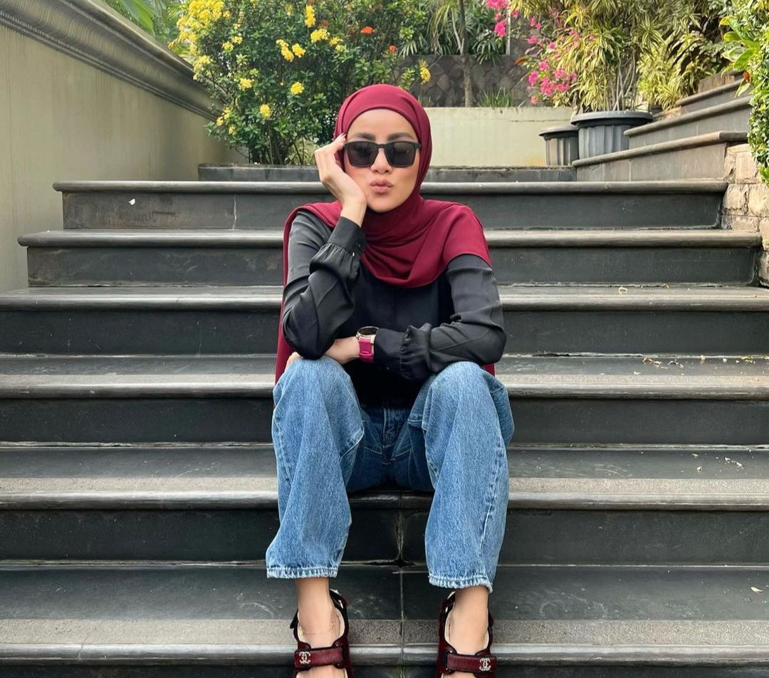 3 Office Look Seru  Olla Ramlan dengan Mix Warna Memikat