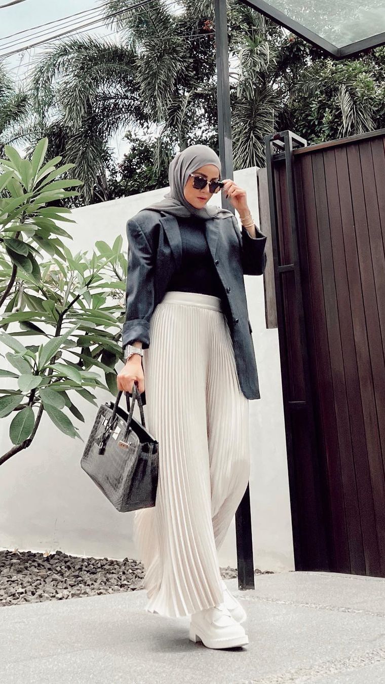 3 Office Look Seru  Olla Ramlan dengan Mix Warna Memikat