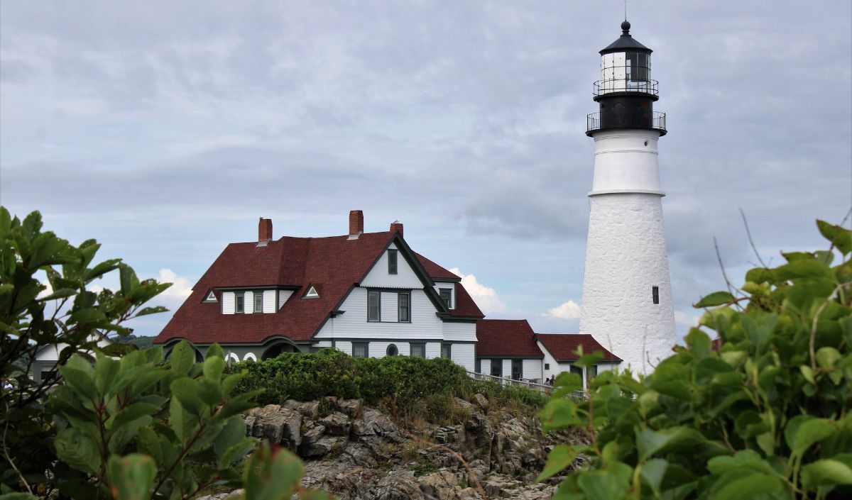 You'll be surrounded by the beauty of the Atlantic Ocean and can enjoy a lovely picnic in the nearby park.<br>