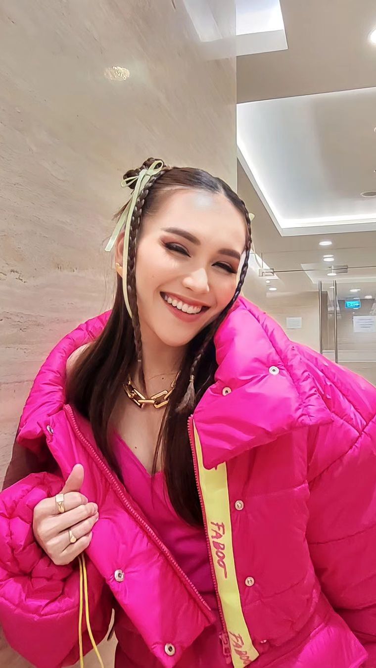 Potret Outfit Ayu Ting Ting di Bandara Viral, DikiraIdol Korea