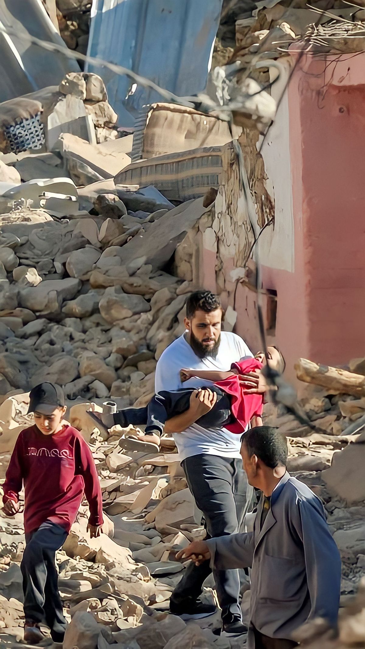 Kisah Pilu Lahcen Tertunduk di Sudut Apotek dengan Mata Nanar, Istri dan 4 Anaknya Tertimbun Puing Gempa Maroko<br>
