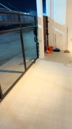 Bagian pagar depan rumah dibuat transparan sehingga tampak lebih luas