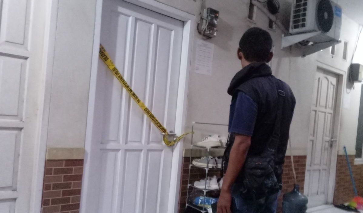 "Tersangka membawa korban ke kamar mandi dengan cara digendong untuk membersihkan darah yang ada di baju dan tubuh korban, setelah itu tersangka membawa jasad korban ke ruang tengah kemudian dibaringkan di kasur dan ditutup kain handuk warna hijau,"