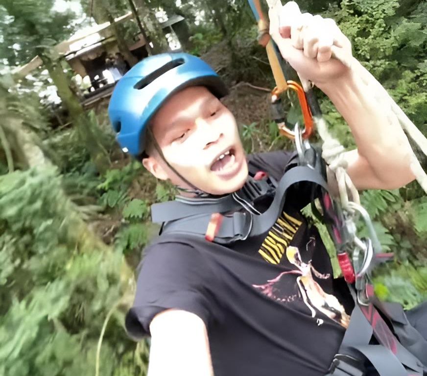 Main Flyng Fox Sambil Rekam Pemandangan Sekitar, Pria Ini Malah Gagal Estetik, Wajah Jadi Putih Bercahaya: 'Amalannya Apa Bang?'