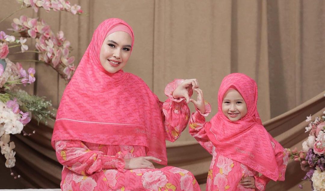 "Alhamdulillah dia dari bayi udah ada endorse dan kita sebagai orang tua tuh disimpenin uangnya dan akhirnya kekumpul banyak. Jadi kalau kita pribadi setiap anak ada (tabungan) semua,"