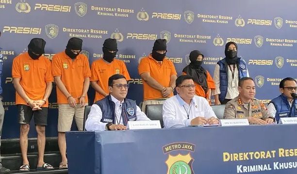 "Dan juga kita lapis dengan Pasal 4 ayat 1 juncto Pasal 29 dan/atau pasal 4 ayat 2 juncto Pasal 30 dan/atau Pasal 7 juncto Pasal 33 dan atau Pasal 8 juncto pasal 39 dan/atau Pasal 9 juncto Pasal 35 Undang-Undang No 44 tahun 2008 tentang Pornografi,&q