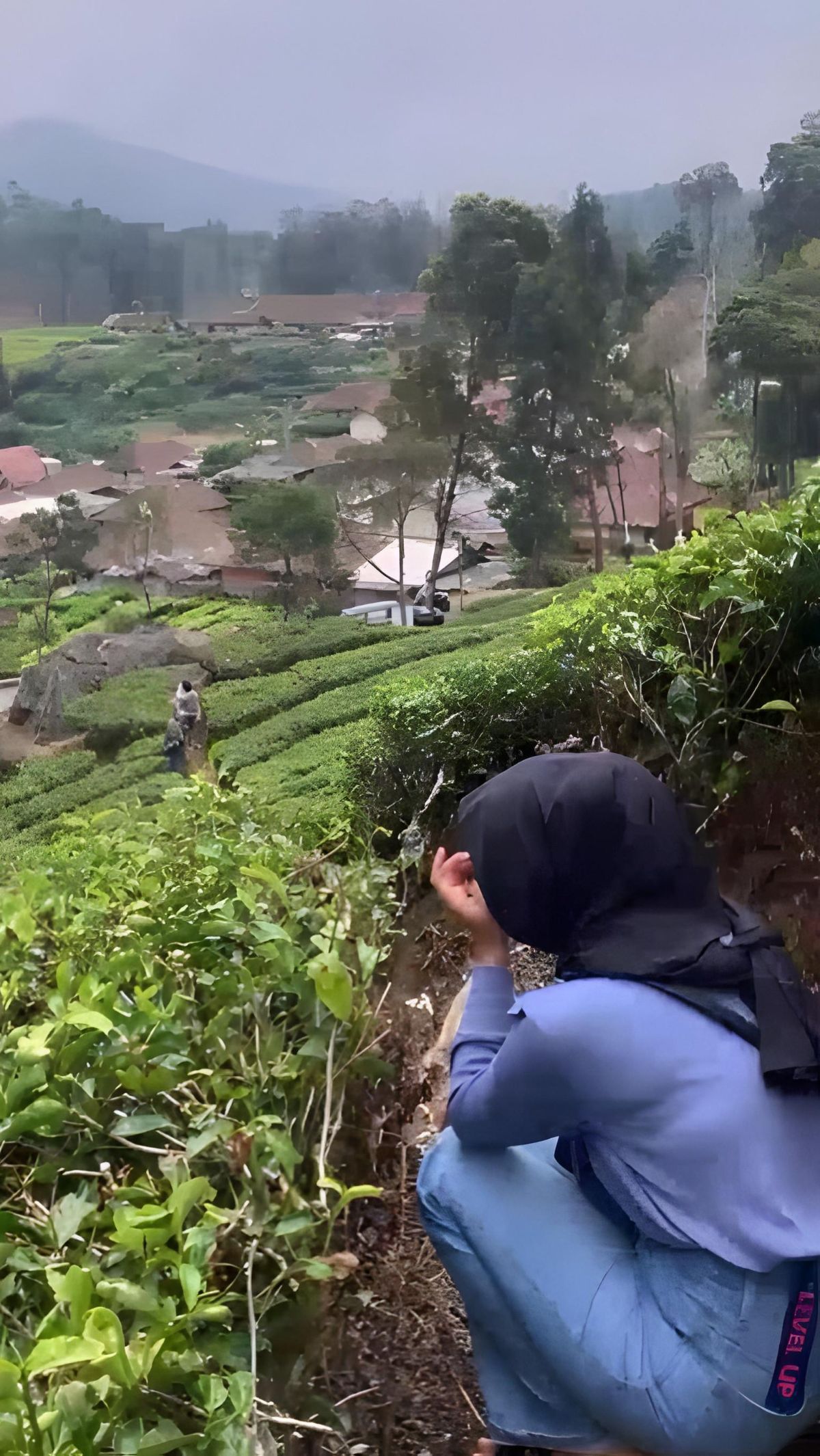 Sesekali perempuan tersebut mengusap matanya. Perempuan itu diduga sedang menangis.