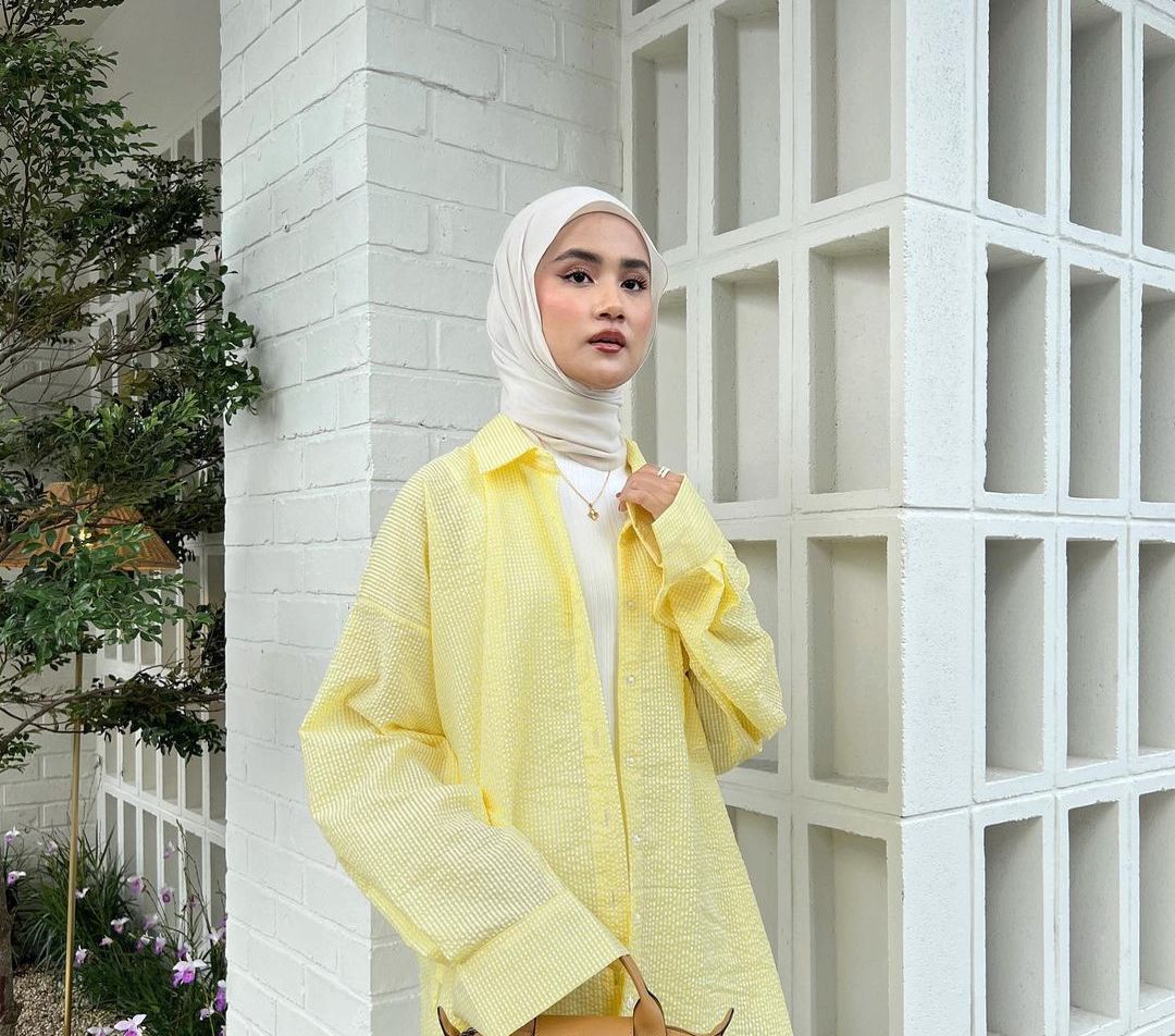 Fresh Look dengan Kemeja Loose Soft Yellow