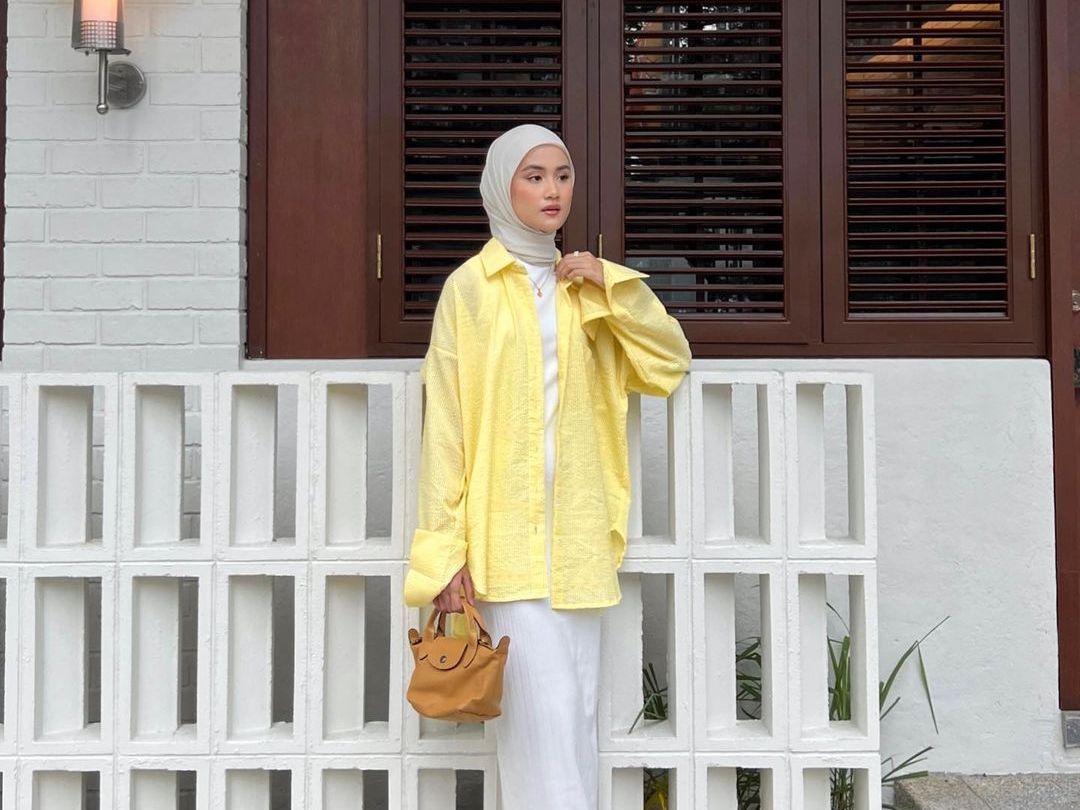 Fresh Look dengan Kemeja Loose Soft Yellow