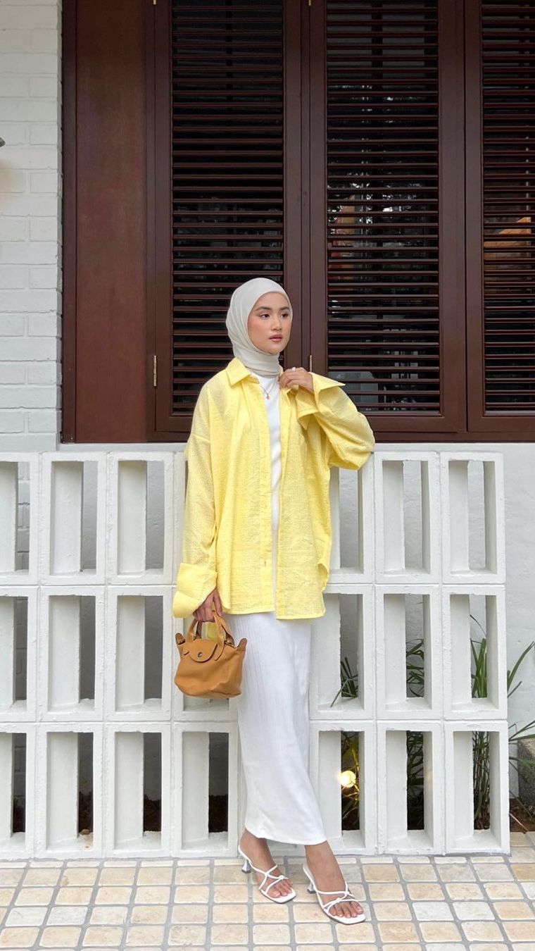 Fresh Look dengan Kemeja Loose Soft Yellow
