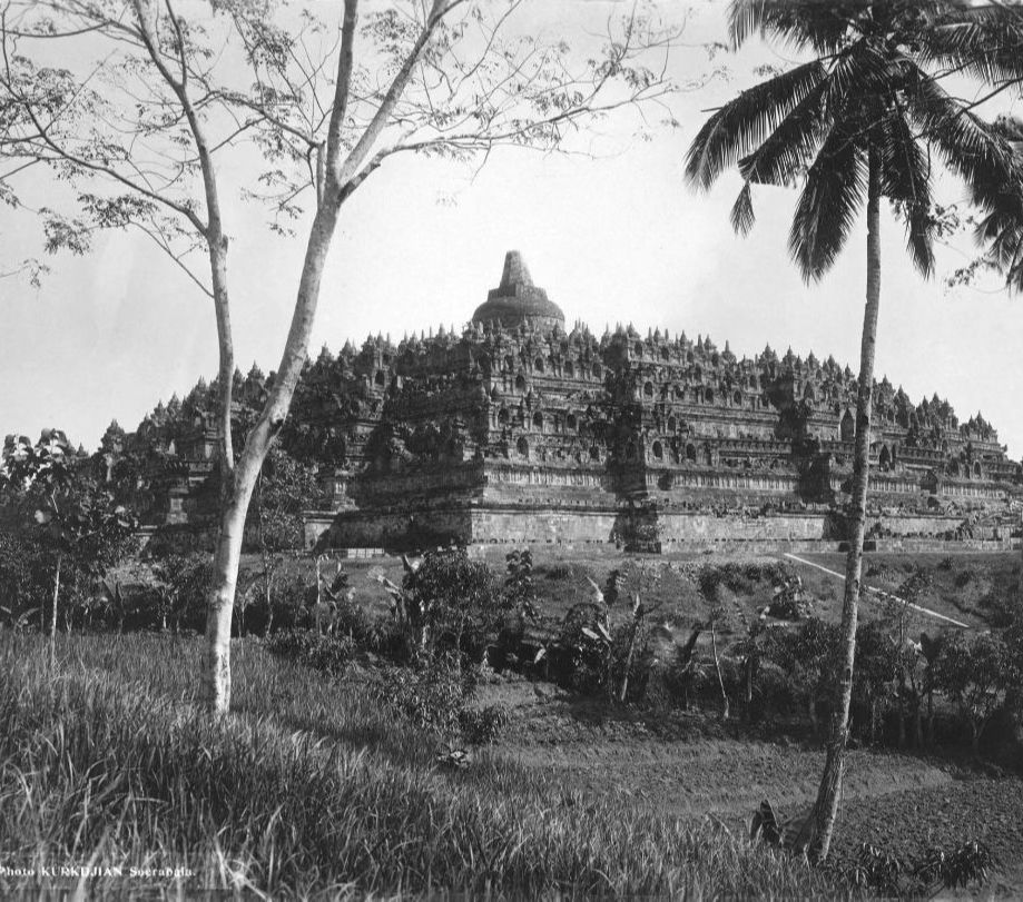 Candi Borobudur terletak di Kabupaten Magelang dan letaknya berada di atas bukit pada dataran yang dikelilingi beberapa gunung tinggi di Jawa Tengah.<br>