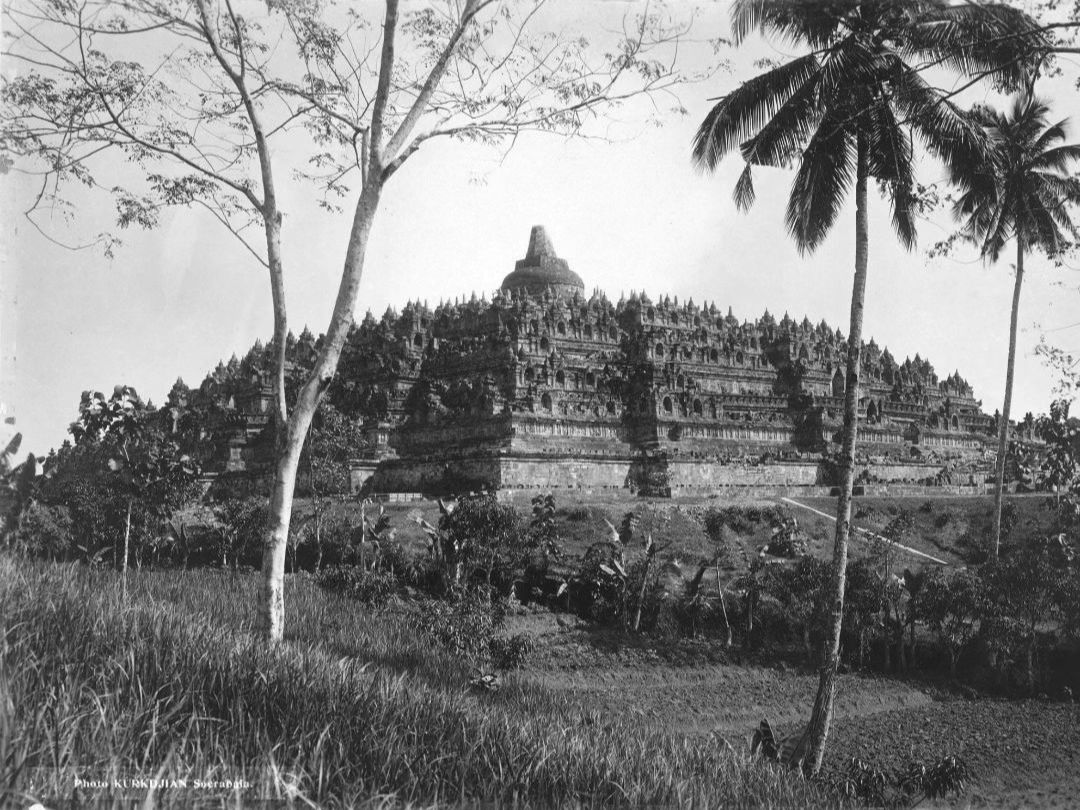 Potret Lawas Candi Borobudur Tahun 1912, Menjulang di Pinggir Sawah & Penuh Ilalang