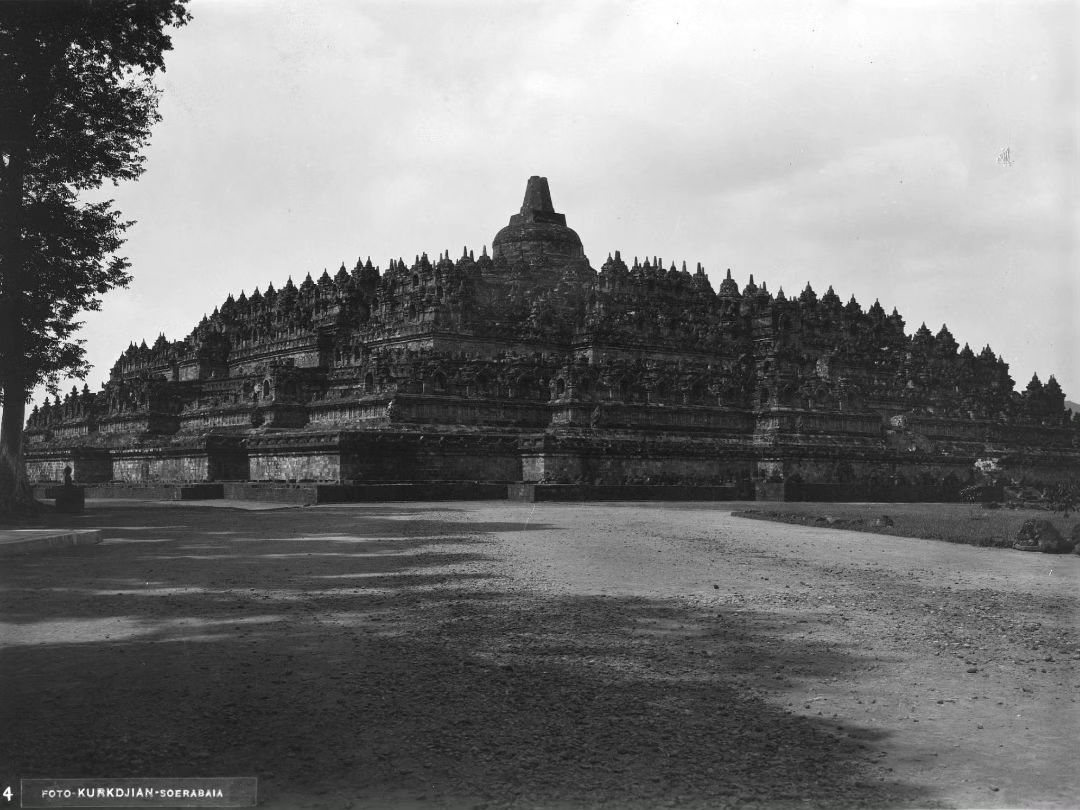 Potret Lawas Candi Borobudur Tahun 1912, Menjulang di Pinggir Sawah & Penuh Ilalang