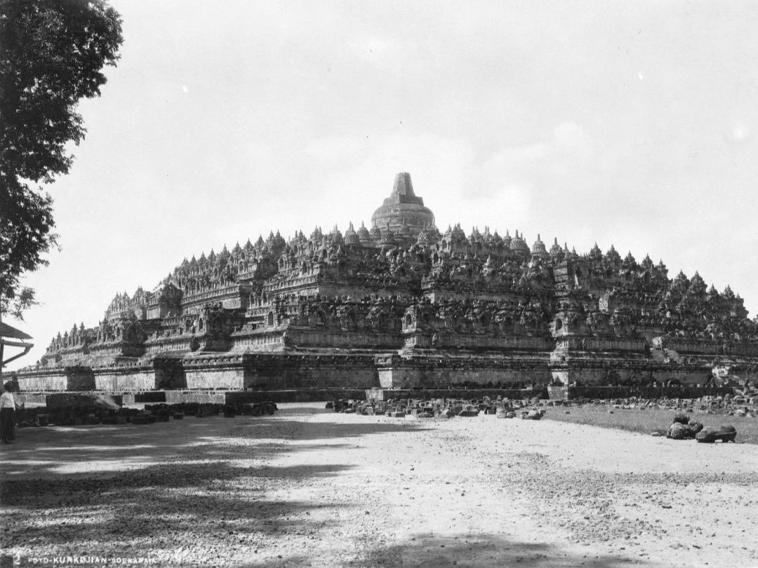 Potret Lawas Candi Borobudur Tahun 1912, Menjulang di Pinggir Sawah & Penuh Ilalang