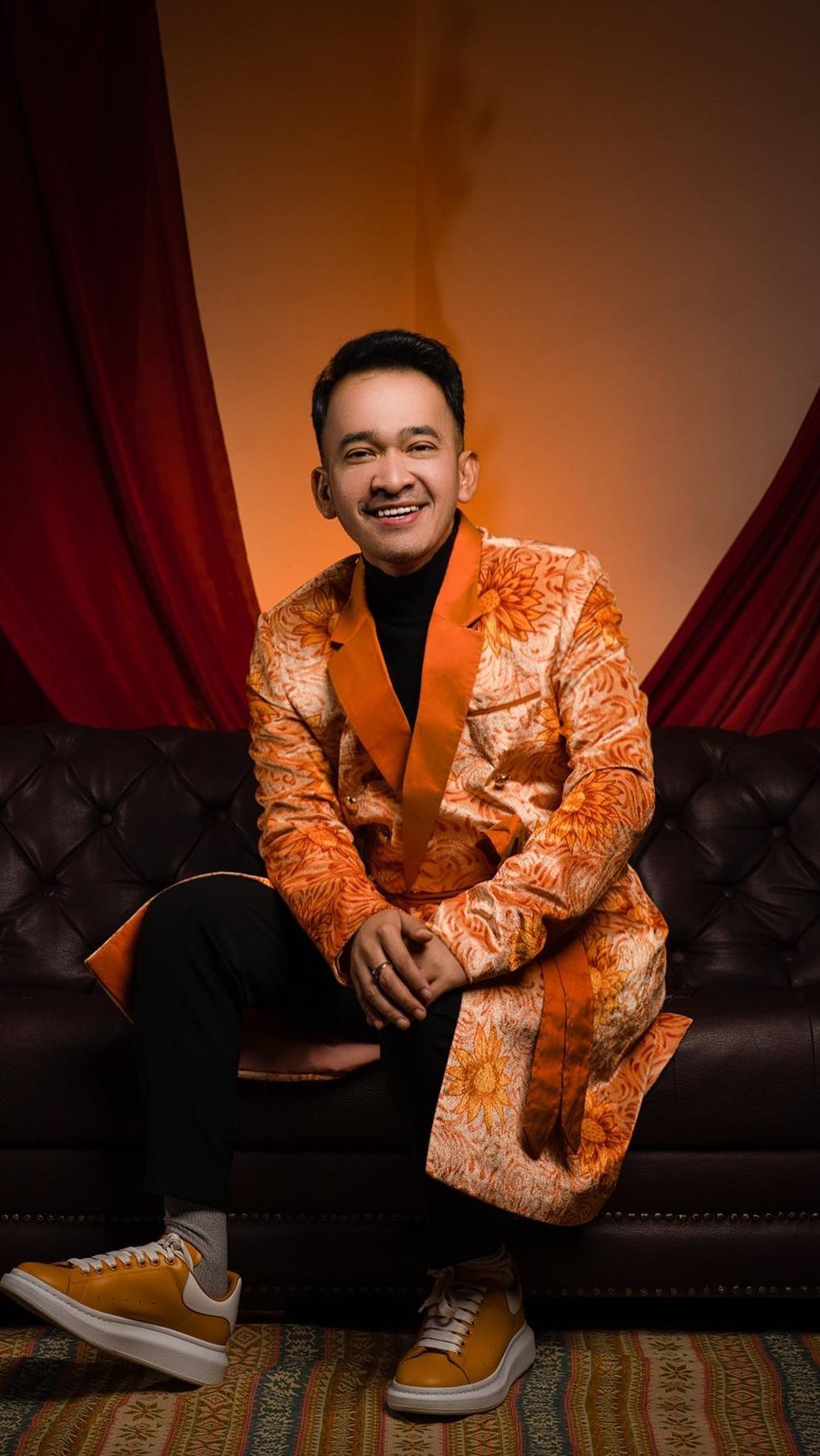 Meski kini sudah tajir melintir, namun Ruben Onsu tak pernah berleha-leha. Ia justru semakin giat bekerja keras.